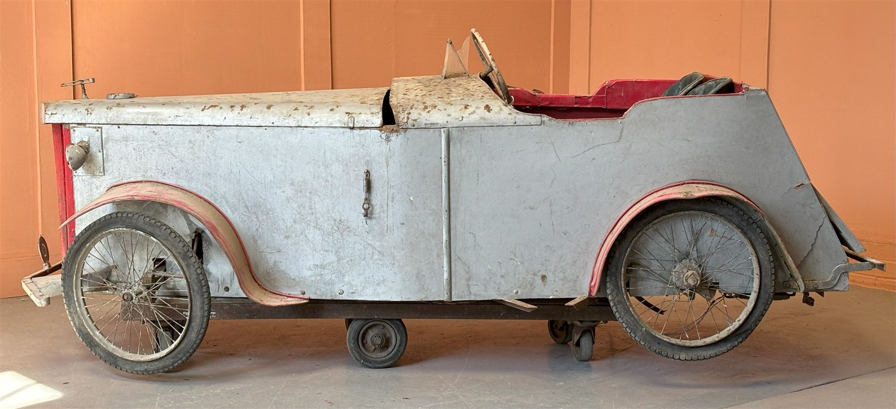 1930's open top two seater electric cycle sports car, in barn find condition, powered by 12v batteries and an electric motor. N.B. There is photographic evidnce to suggest this car was previosuly road registered with 'DMT8' liscence plate. L270cm, W100cm.  - COLLECTION BY APPOINTMENT FROM: The White House, Thirsk Road, Easingwold, York, YO61 3NF - CALL 01723 507111 TO ARRANGE