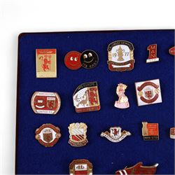 Twenty-one Manchester United enamel pin badges | Autographs