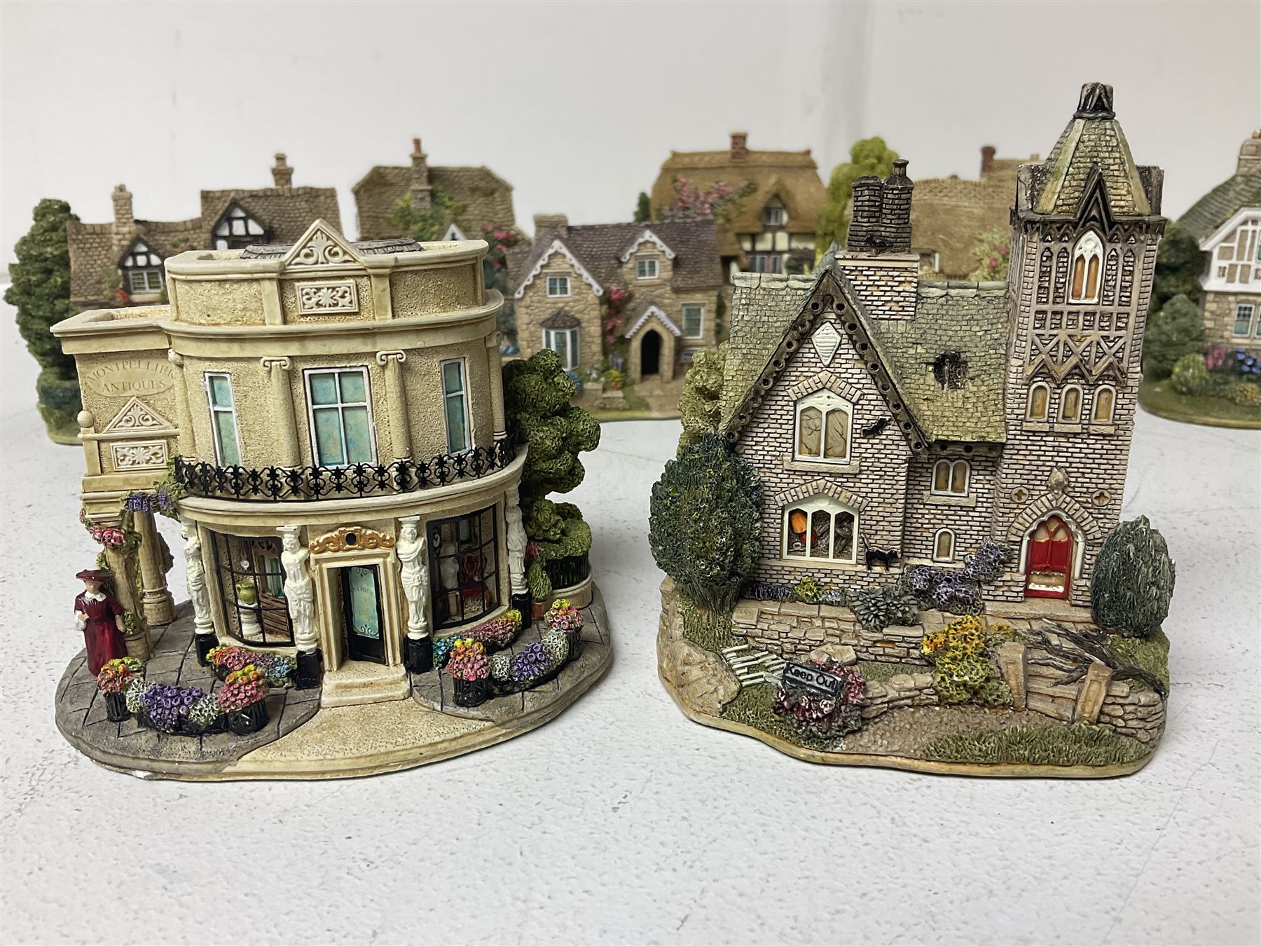 Fifteen Lilliput Lane models, including The Nineteenth Hole, Cowslip Cottage, The Lion Mongers, Going For a Song and Old Crofty, Gossip Gate and Beehive Cottage, all with deeds and original boxes (15)