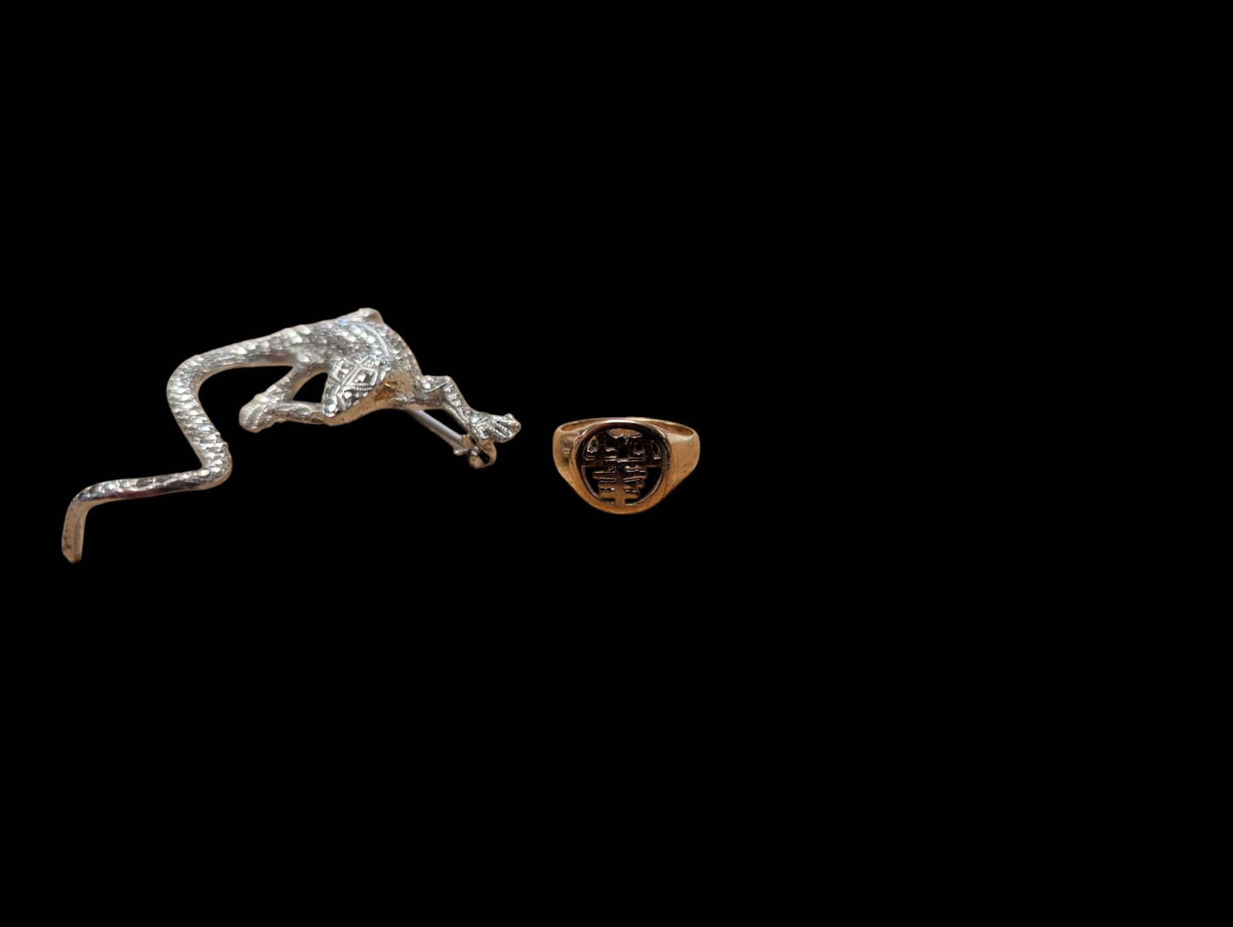 Chinese 9ct gold signet ring, together with a silver lizard brooch