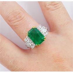 18ct white gold emerald cut emerald ring, each side set with round brilliant cut and baguette cut diamonds, with diamond set shoulders,  stamped 750, emerald 4.77 carat, with World Gemological Institute report