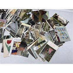 Large quantity of loose Edwardian and later postcards including early Gruss Aus, chromolithograph, real photographic and printed topographical, street scenes, comic, glamour, military etc; and quantity of cigarette cards in plastic sleeves