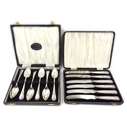 Set of six silver grapefruit spoons Sheffield 1970, 5oz and a set of six tea knives with hallmarked silver handles
