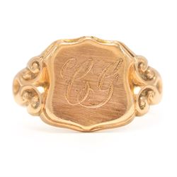 Edwardian 9ct rose gold signet ring, the shield head engraved with initials C G, with scro...