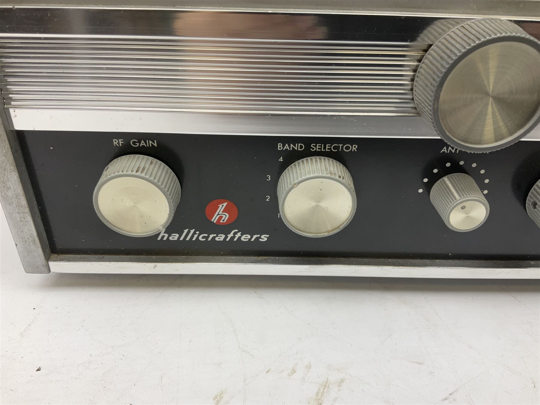 Late 1960s Hallicrafters SX-130 amateur communications receiver, in grey case, W49cm D25cm H20cm