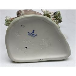 Two Lladro deer figures, comprising A Fawn and Friend no 5674 and Hi There no 5672, both with original boxes, largest example H14.5cm