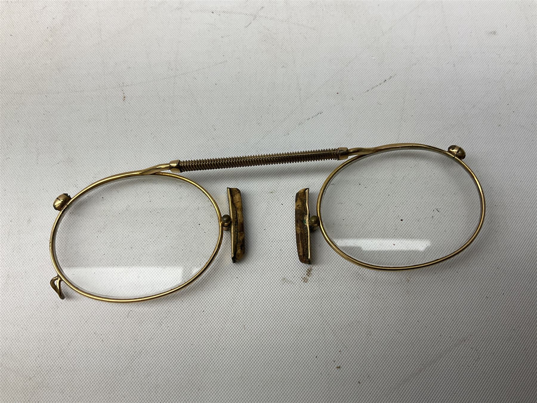 20th century Coronet Midget 16mm camera, in marbled brown Bakelite case with chrome mounts, L6cm, together with a pair of 9ct gold (tested) spectacles in case