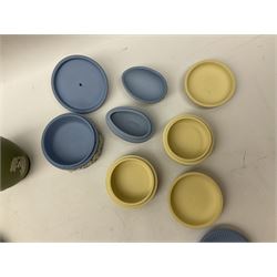 Wedgwood jasperware, to include a pair of yellow trinket boxes, two blue covered trinket dishes, ashtrays, trinket dishes etc (14) 