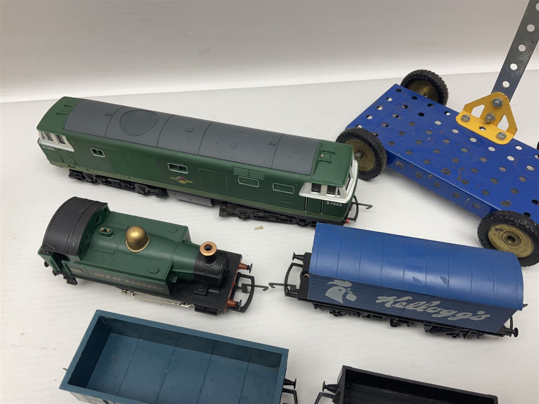Hornby '00' gauge - Class 35 Hymek Diesel Hydraulic B-B locomotive No.D7063; Class 101 Holden Tank 0-4-0 locomotive No.101; nine wagons/coaches; track and controller; and 1978 catalogue; together with small quantity of loose Meccano with two booklets; all unboxed