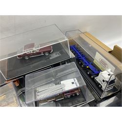 Thirty-two Oxford die-cast models including a Haulage Company Norfolkline limited editon model, lorries, fire engines etc (32) 