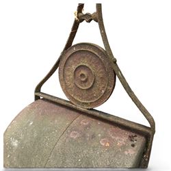 Edwardian cast iron garden lawn roller, handle over crocket-style spoke with moulded roundel medallion