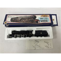 Bachmann ‘00’ gauge - 31551 Gresley Class V2 2-6-2 ‘Green Arrow’ locomotive no.60800 in BR black; 31954 Gresley Class A4 4-6-2 ‘Nigel Gresley’ locomotive no.60007 in BR blue; 31959 Gresley Class A4 Pacific 4-6-2 ‘Miles Beevor’ locomotive no.26 in LNER garter blue; in original boxes (3) 