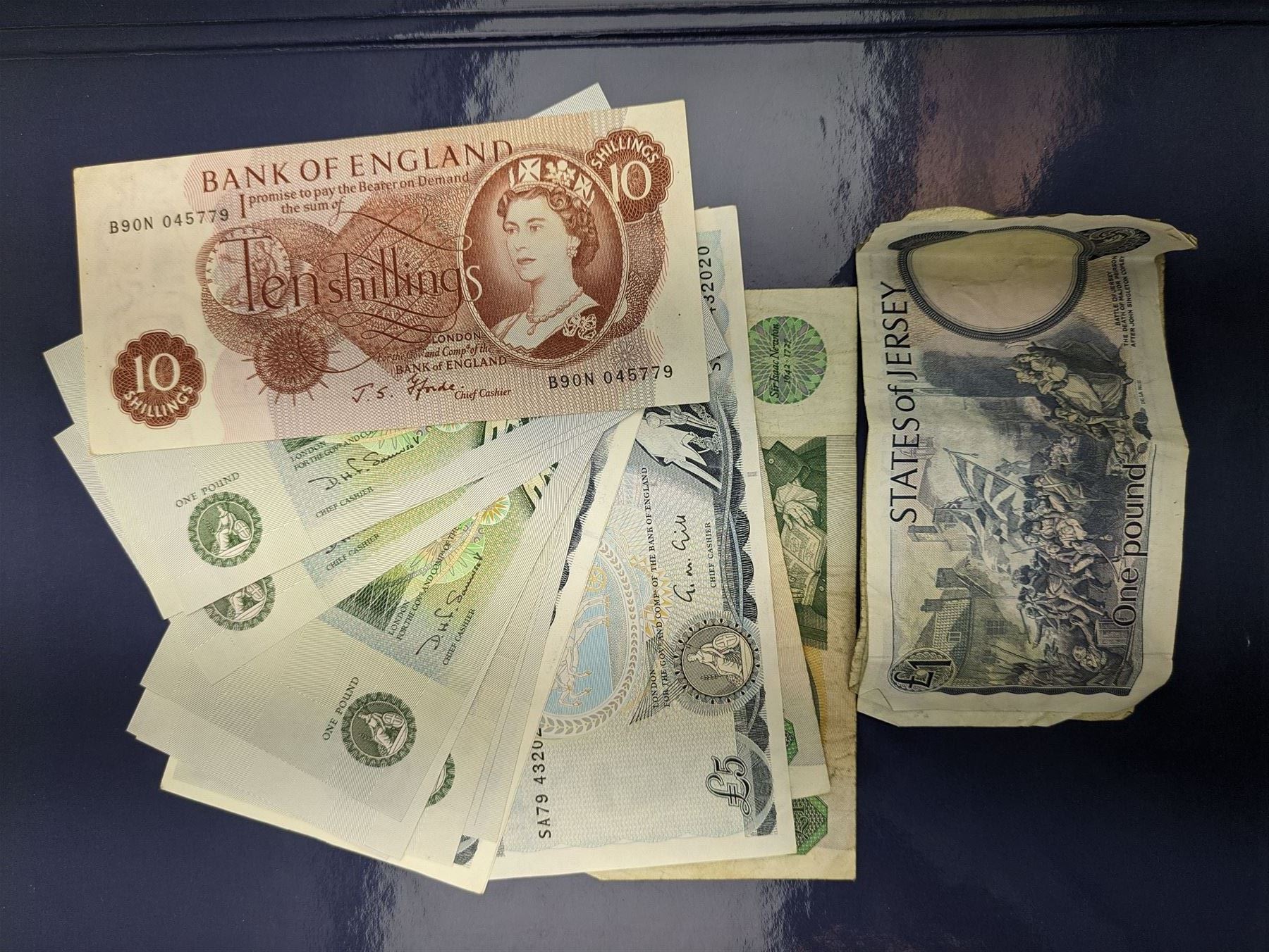 Great British and World banknotes, including two Bank of England Gill five pounds 'SA79432020' and 'SA79432021' various Somerset one pounds etc, Reserve Bank of New Zealand fifty dollars, various The States of Jersey one pounds, Singapore ten dollars etc, housed in a ring binder folder