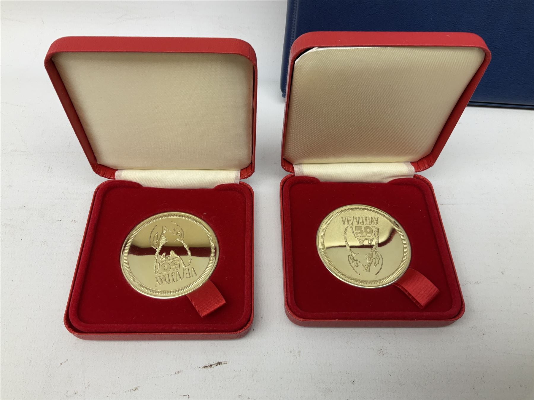 Great British and World coins, including Canadian 1975 dollar, United States of America 1975 proof set and bicentennial silver uncirculated set 1776-1976, Queen Elizabeth II Gibraltar 1977 sterling silver proof twenty-five pence, cased with certificate, New Zealand 1979seven coin set in blue wallet,  GB pre-decimal coins etc