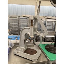 John Hunt - Champion Medium cast iron pi