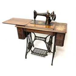 Early 20th Century treadle Singer sewing machine, four fitted drawers
