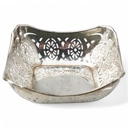 Engine turned silver powder compact Birmingham 1938, silver oval salt and matching pepperette Birmingham 1901, small silver sweetmeat dish and napkin ring