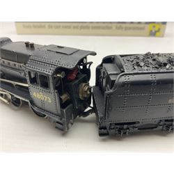 Wrenn '00' gauge - two Class 8F 2-8-0 locomotives - No.48073 in BR Plain Black; boxed; and No.8042 in LMS Plain Black; with unassociated plain blue box (2)
