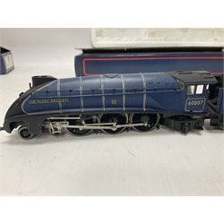 Bachmann ‘00’ gauge - 31551 Gresley Class V2 2-6-2 ‘Green Arrow’ locomotive no.60800 in BR black; 31954 Gresley Class A4 4-6-2 ‘Nigel Gresley’ locomotive no.60007 in BR blue; 31959 Gresley Class A4 Pacific 4-6-2 ‘Miles Beevor’ locomotive no.26 in LNER garter blue; in original boxes (3) 