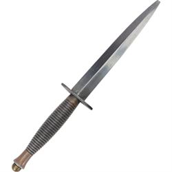 British Fairbairn-Sykes Commando fighting knife with unmarked 17cm double edged blade, oval brass cross-guard and ringed grip, in brown leather scabbard