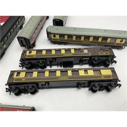 Hornby Dublo - ten passenger coaches including two Southern and four maroon BR Mk.I Passenger Coaches and four Pullman Cars (two x Aries, Car No.74 and Car No.79); together with two French SNCF HO Paris-Lille coaches; all but one unboxed (12)