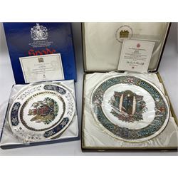 Fifteen collectors plates, to include Spode Golden Jubilee HM The
Queen, Spode Official Bi-Century Derby, set of four Spode British Steam-The Years of Glory, Mulberry Hall The Viking, Spode The St.Davids, etc, all in original boxes with certificates  