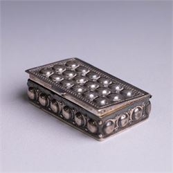 Modern silver snuff box, of rectangular form decorated in relief with bead decoration, with import marks for RR, London 1975, W4cm