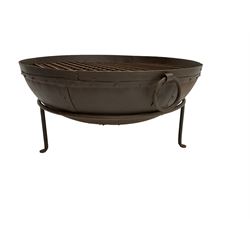 Circular cast iron fire pit, with grate and stand