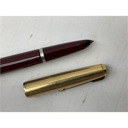 Five Parker fountain pens with gold caps, to include 65 Consort Insignia with rolled cross hatch gold cap, two Parker 51 fountain pens in burgundy with 12ct rolled gold caps, together with two further 51 examples in blue and black, all with stamped lids