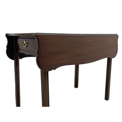 George III mahogany serpentine Pembroke table, the shaped drop-leaf top over single end drawer and shaped end rails, on square moulded supports