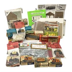 '00' gauge trackside accessories including Metcalfe kits for Platform, Goods Shed and Signal box, Superquick locomotive shed, Airfix kits for locomotive, wagons and buildings etc, Dapol Station Accessories and Turntable, six Parkside Dundas wagon kits, Hornby Footbridge etc; most boxed or packaged