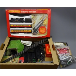 Hornby '00' gauge - R543 Express Passenger Electric Train Set with Princess Class 4-6-2 locomotive 'Princess Victoria' No.46205, boxed, together with quantity of track and trackside accessories including buildings, tunnel, catalogues etc  