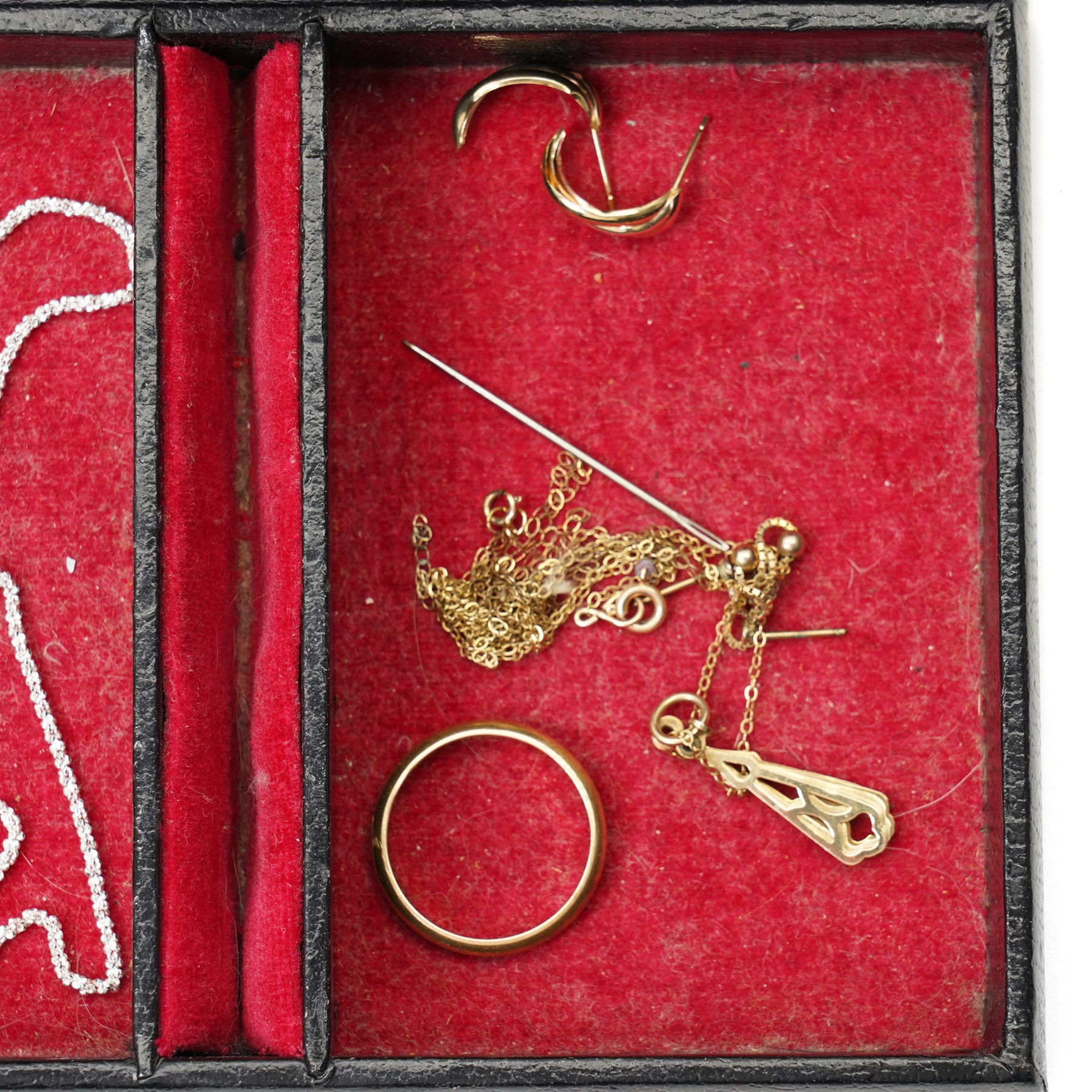 9ct gold jewellery, including fan charm, necklace chain, two pairs of earrings, silver jewellery, including necklace chains, earrings, rings, etc