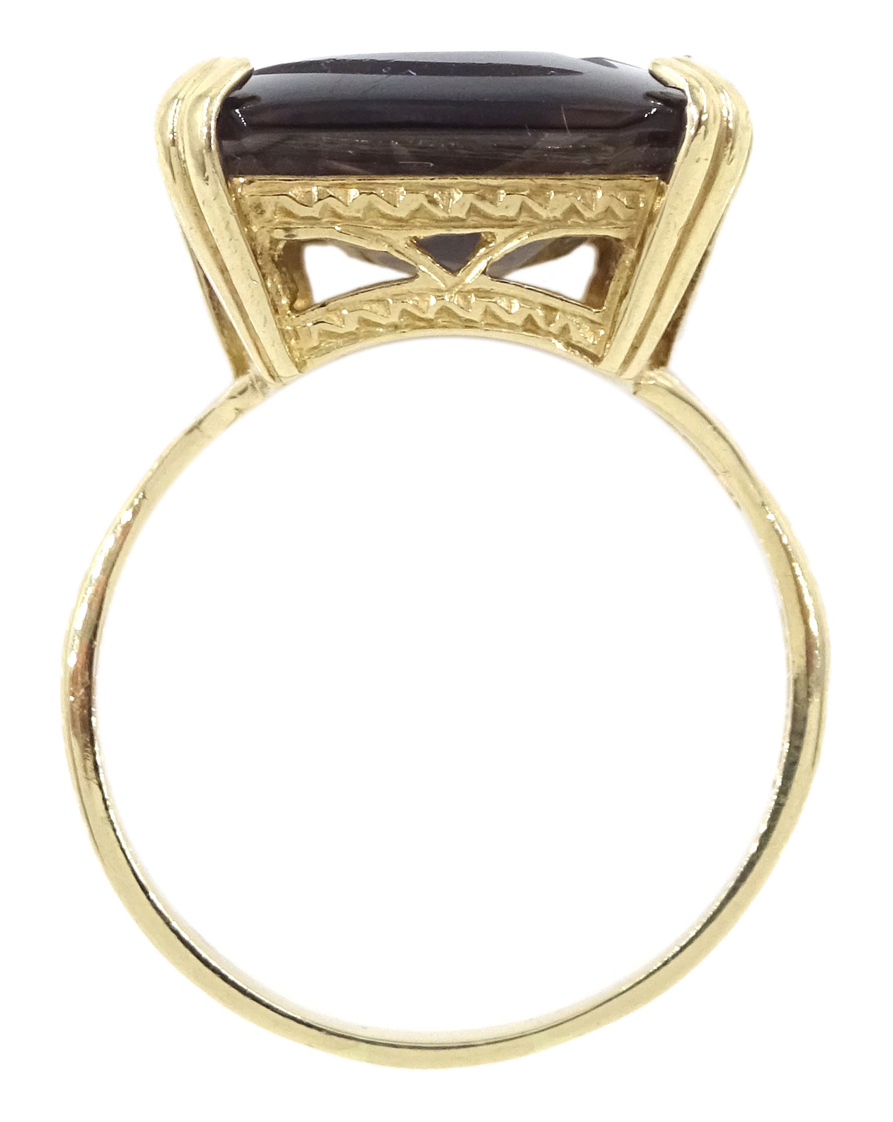 9ct gold smoky quartz intaglio ring, depicting the bust of a Roman soldier, hallmarked