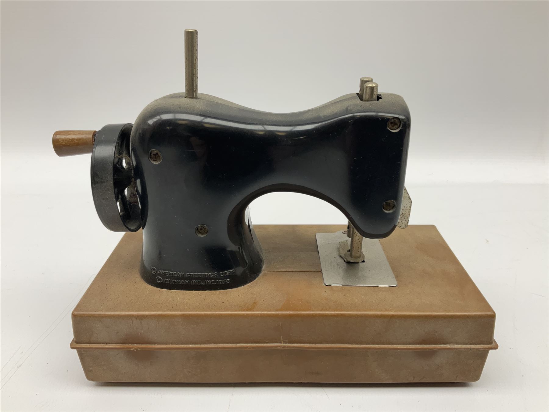 Singer mini sewing machine, together with Holly hobbie mini sewing machine and other sewing machine models, Singer H15cm