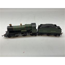 Hornby Railroad '00' gauge - County Class 4-6-0 locomotive 'County of Hants' no. 1016, Class 4900 4-6-0 locomotive 'Adderley Hall' no. 4901 and County Class 4-4-0 locomotive 'County of Devon' no. 3835, all DCC ready (3)