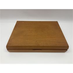 Canteen of silver plated Kings pattern cutlery for six place settings, in a fitted wooden case