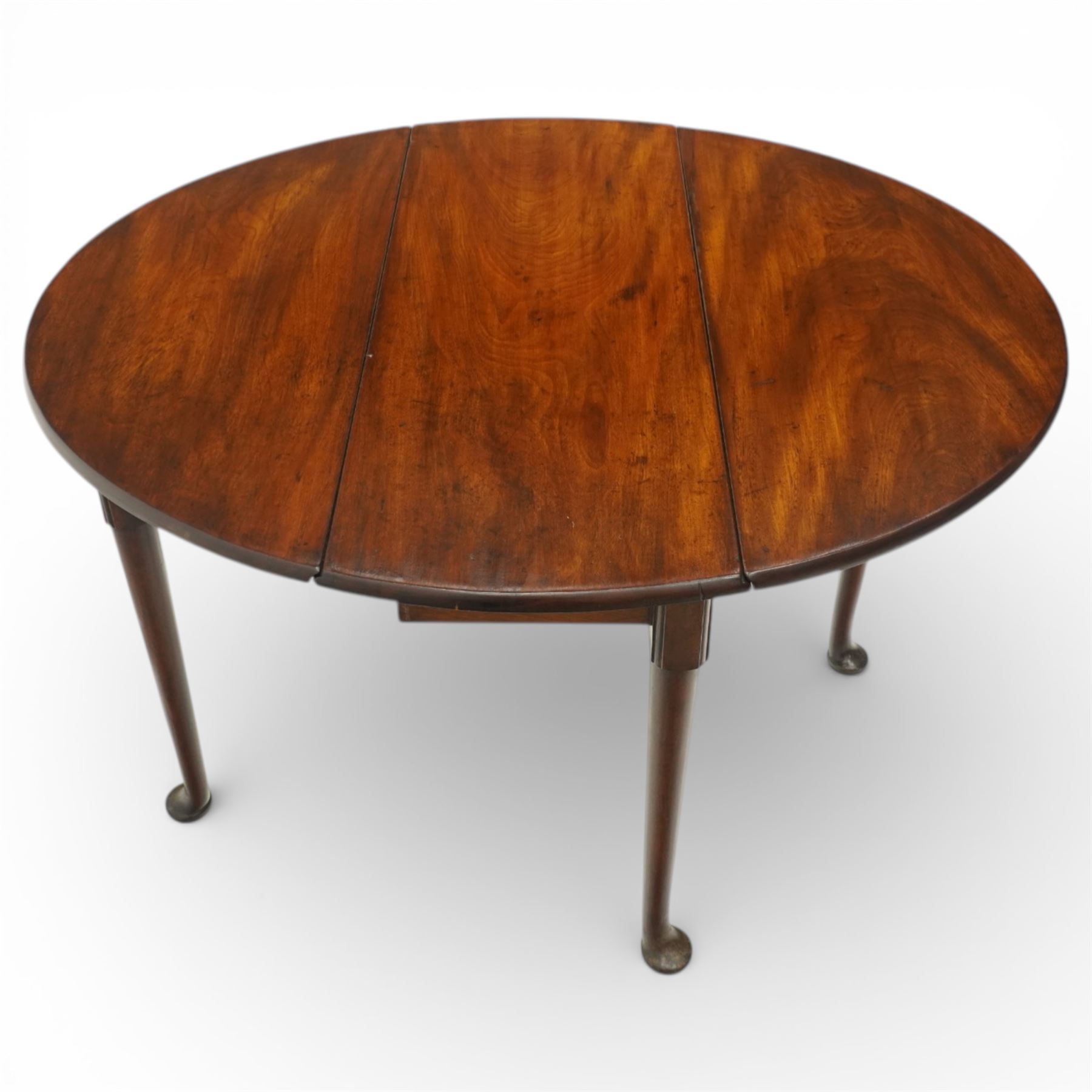 18th century small mahogany drop leaf table, flamed mahogany top with leaves and gatelegs to form an oval top, raised on tapered supports with pad feet