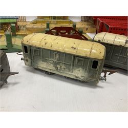 ‘0’ gauge - six boxed Hornby Hachette coaches comprising three Saloon Cars and three Dining Cars in original boxes; three loose ‘SNCF’ cars; three crossings, two Hornby/Meccano railway stations, one bridge and a water tank; two further Mettoy Railways ‘Railway Bridge’ in original boxes (17)