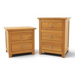 Two solid oak pedestal chests fitted with drawers, one with three drawers (H 64cm, W 49cm)...