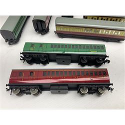 Hornby Dublo - fourteen passenger coaches including Southern Suburban Stock, Gresley Stock, Stanier Stock etc; and TPO Mail Van; all unboxed (15)
