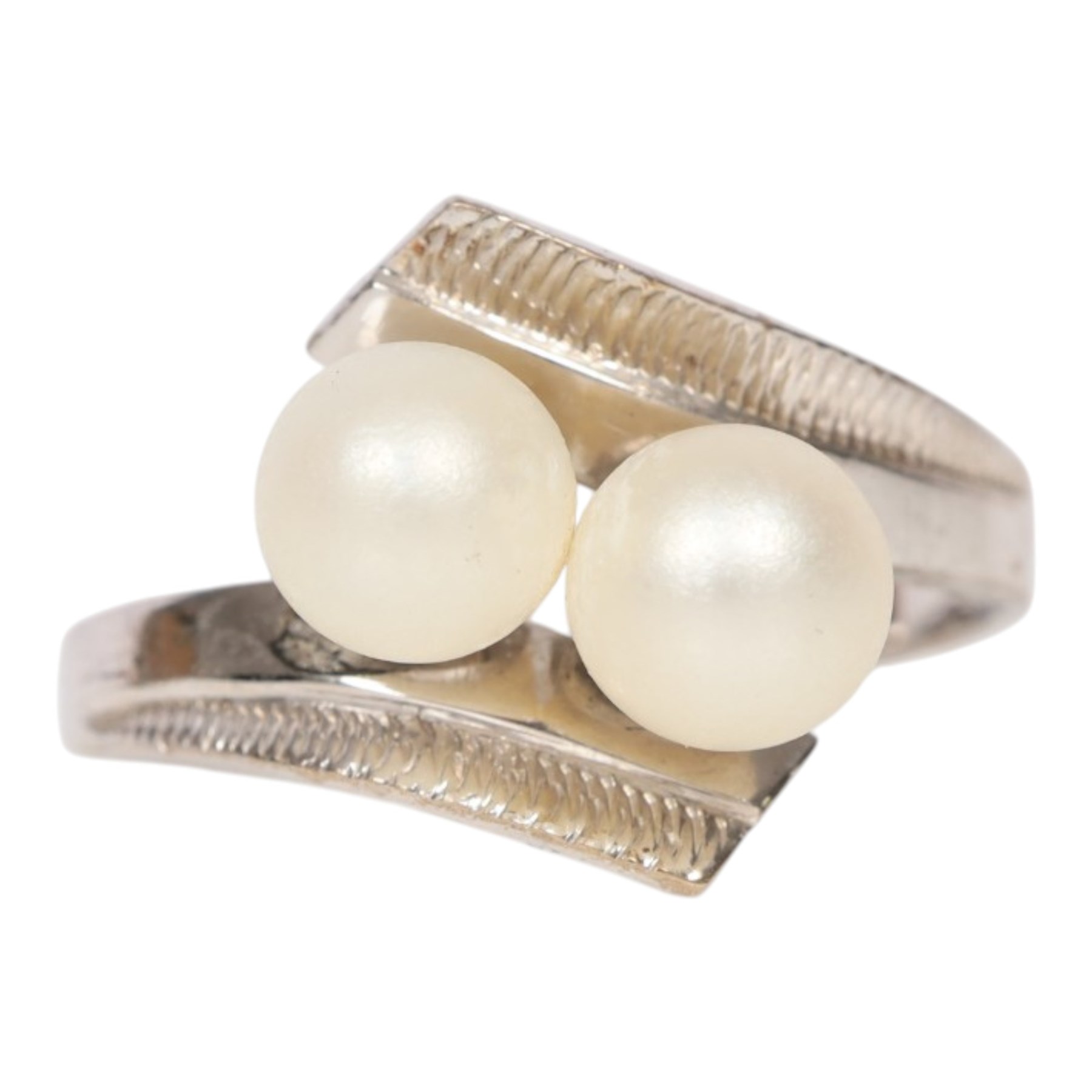 9ct gold chain and a white gold plated pearl ring 