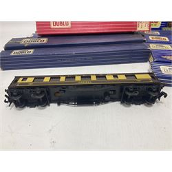 Hornby Dublo - 4620 Breakdown Crane; TPO Mail Van Set; D1 Level Crossing; Pullman cars and goods vans; with a large quantity of track to include straight and curved track, switch points and buffer stops; boxed and loose