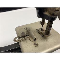 Singer mini sewing machine, together with Holly hobbie mini sewing machine and other sewing machine models, Singer H15cm