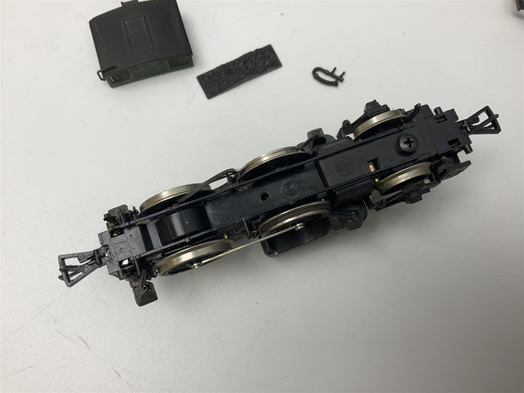 Airfix '00' gauge - Castle Class 4-6-0 locomotive 'Pendennis Castle' No.4069; Class 6P/7P Rebuilt Royal Scot 4-6-0 locomotive 'Royal Scot' No.46100; both boxed; Class 4F 0-6-0 locomotive No.4454 in associated box; another unboxed Class 4F 0-6-0 locomotive; and Class 14XX 0-4-2 tank locomotive No.1466 for spares or repair