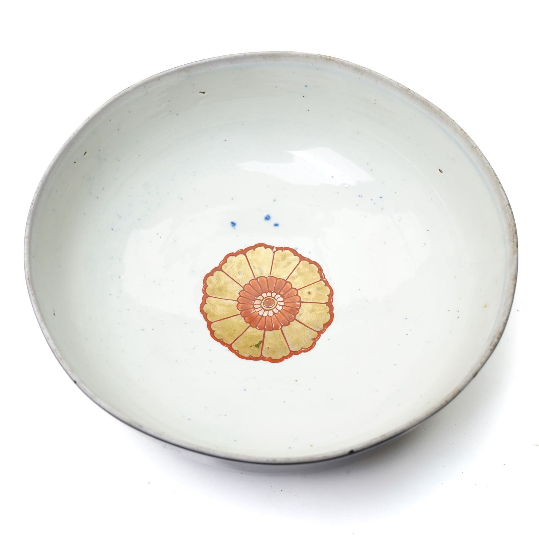 Pair of 19th century Samson of Paris bowl decorated in gilt with flowers and trailing leaves on a dark blue ground, the interior of one with a Japanese flower and the other with a floral spray D26cm 
Provenance: property of a Nobleman