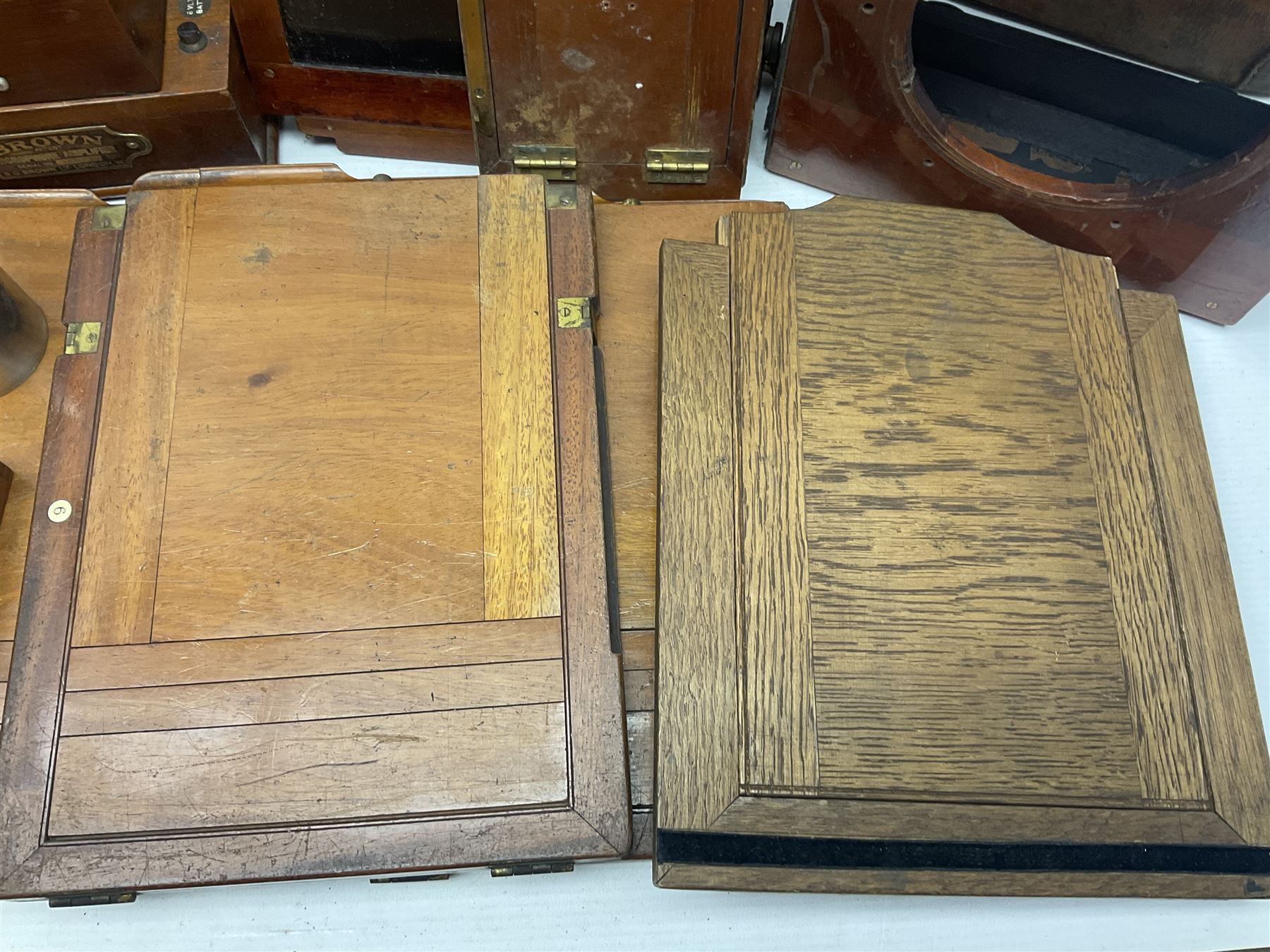 Collation of folding plate cameras of various sizes folding plate in mahogany and lacquered brass, together with camera plates and slides
By vendors repute some slide are from the Gandolfi workshop