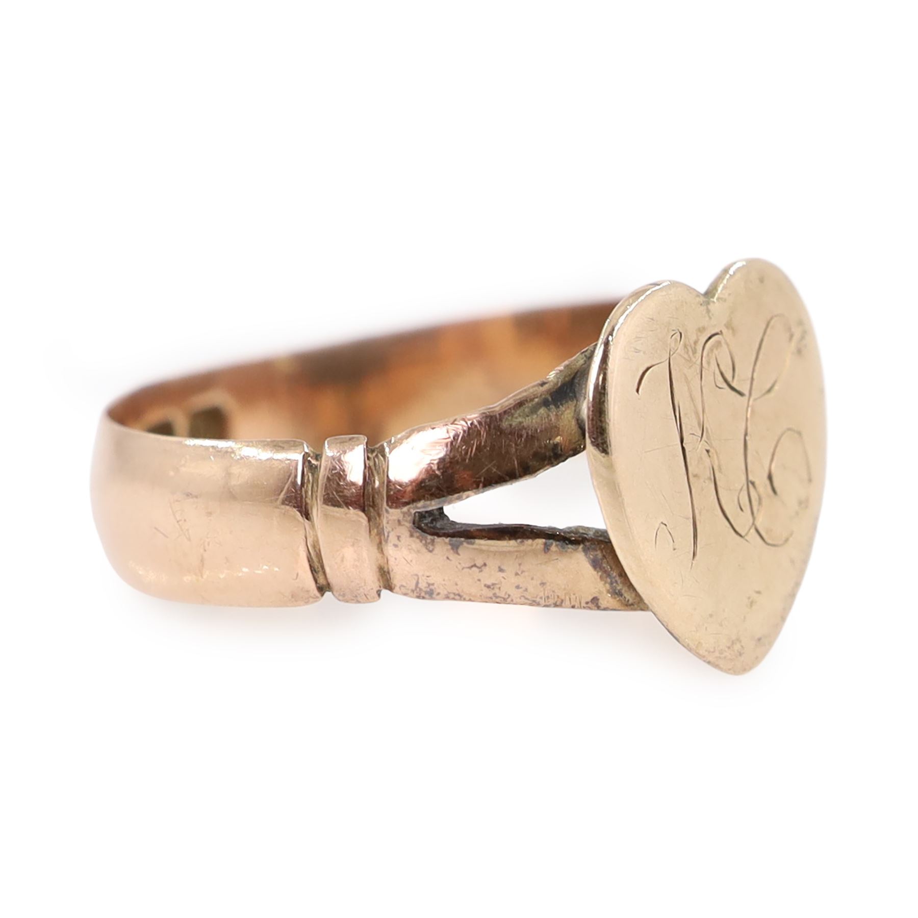 Edwardian 9ct rose gold heart ring, with split design shoulders, engraved with initials KC, Birmingham 1902