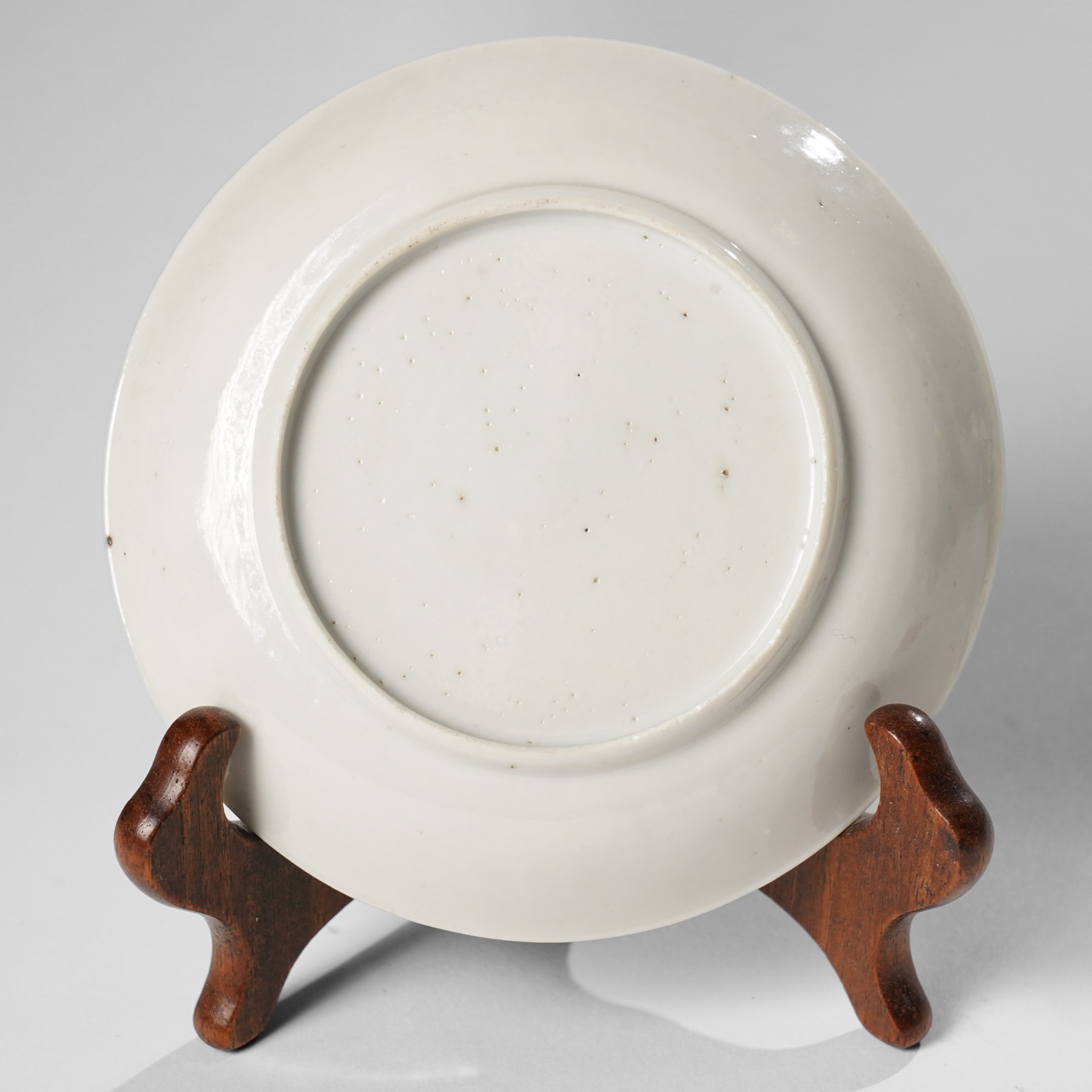 Chinese Yongzheng period saucer, finely painted in grisaille with buffalo within a rocky landscape, the inner rim with iron red and gilt foliate band, D11.5cm