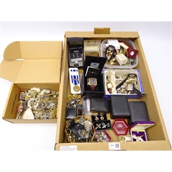  Large collection on costume jewellery, wristwatches and miscellanea in one box   